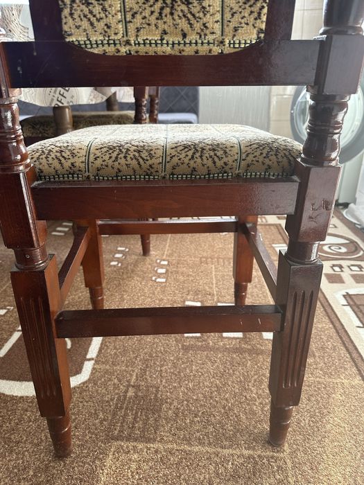 Стол от масивно дърво