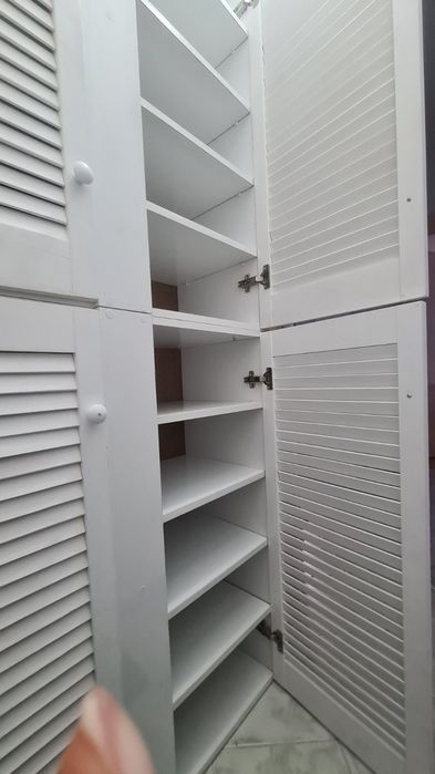 Шкаф за обувки с жалузни вратички