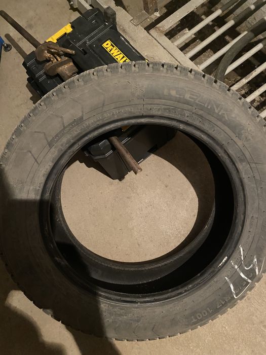 Шины б/у R17 215/60 в хорошем состоянии!