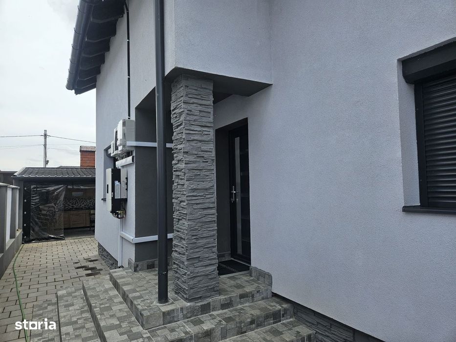 Casă Modernă cu Sistem Fotovoltaic – Rontău