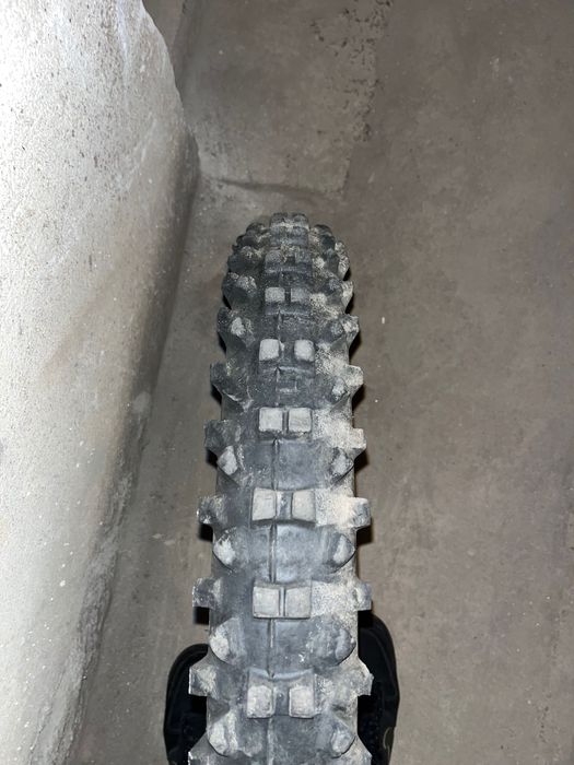 СПЕШНО гума за мотор (предна)