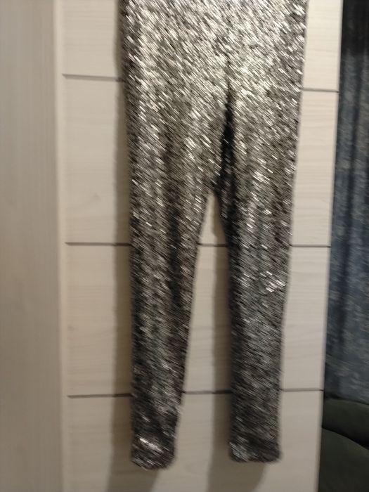 Pantaloni paiete argintii superbi  de luat ziua sau seara. Este sezonul schimbarilor