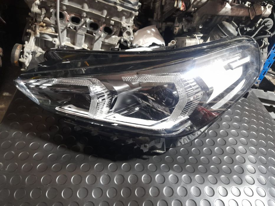 Far stanga bmw x1 an 2021