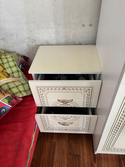 Шкаф и прикроватные тумбочки