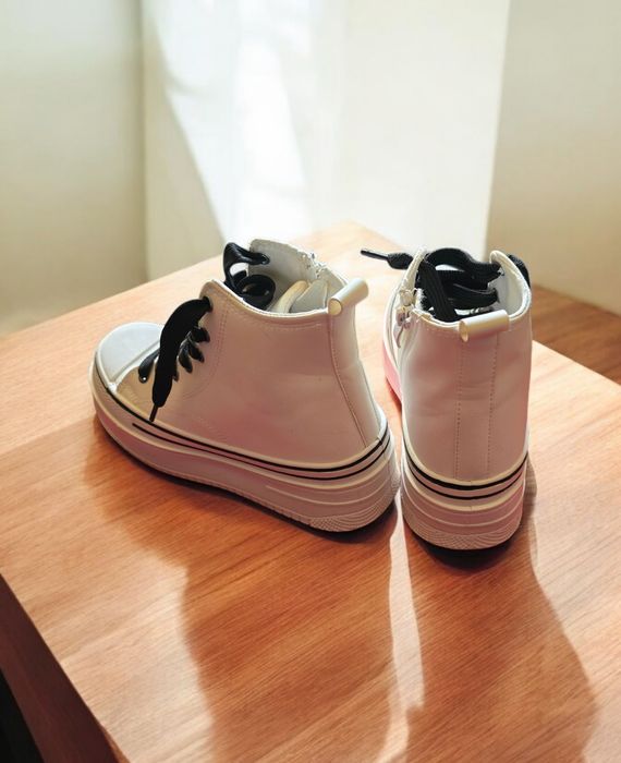 Дамски бели кецове