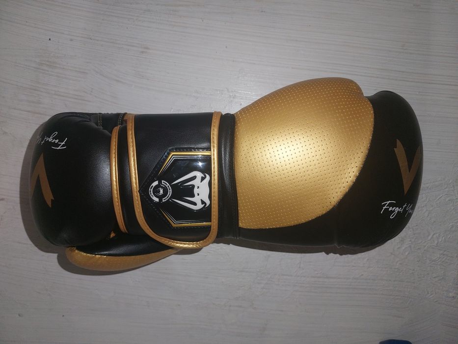 Продаю боксёрский перчатки Venum