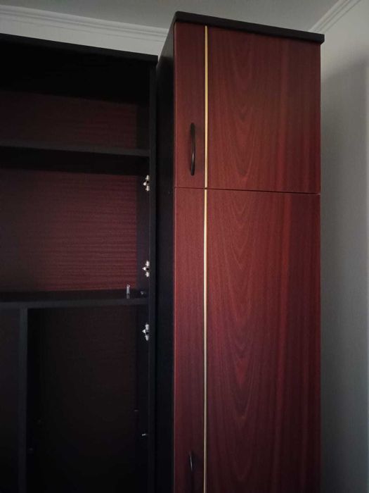 Vand mobila de dormitor/sufragerie la set cu pat matrimonial