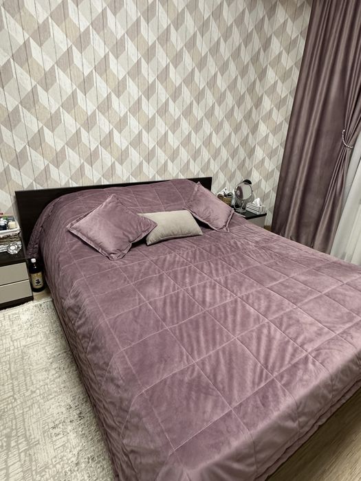 Покрывало с подушками бархатное