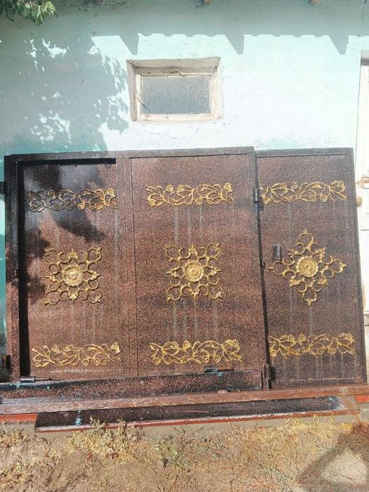 Гаражные ворота с дверью