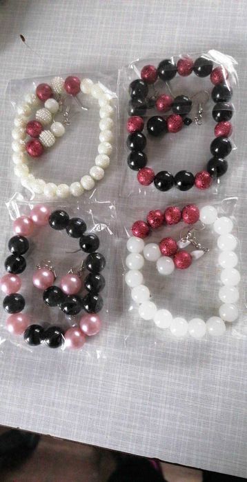 Гривни и обеци от маниста.