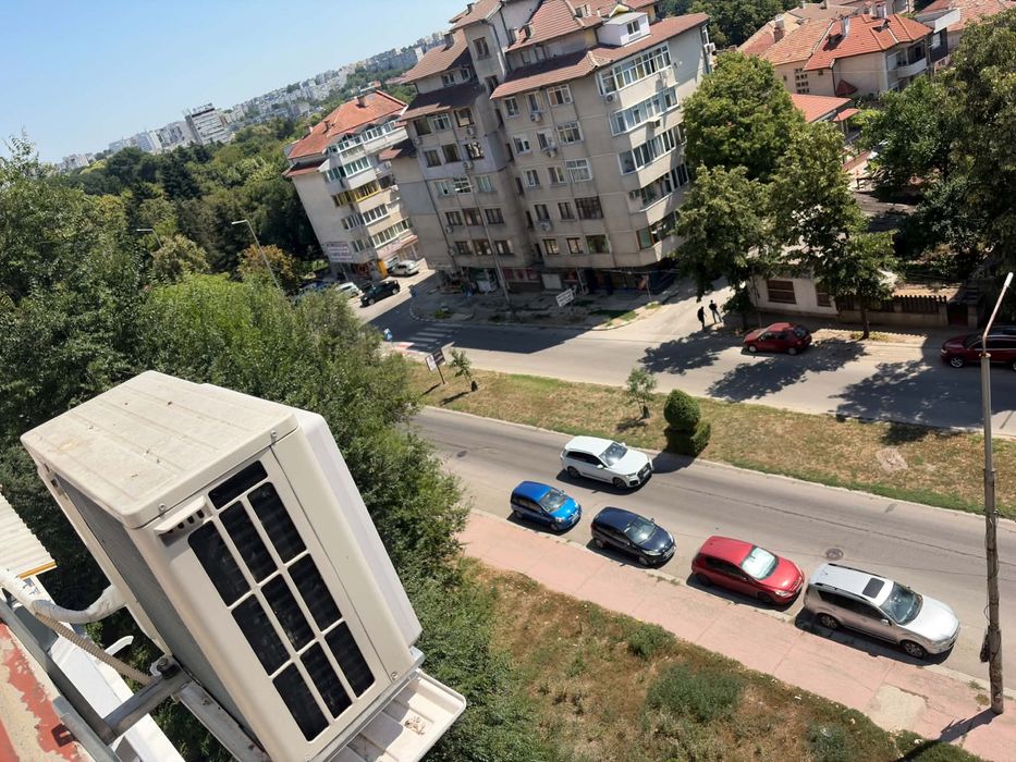 Собственик продава  просторен и светъл апартамент с площ 89кв.м