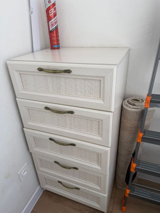 Комод и туалетный столик с зеркалом