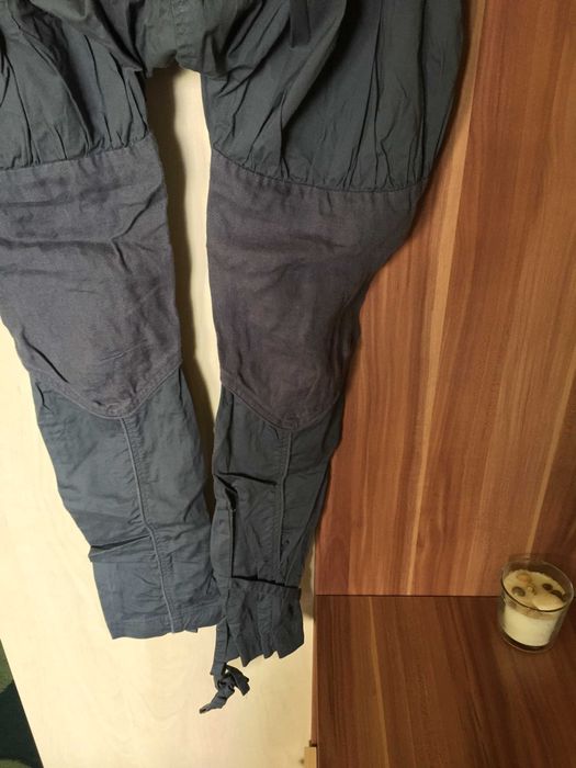 pantaloni gri bufanți