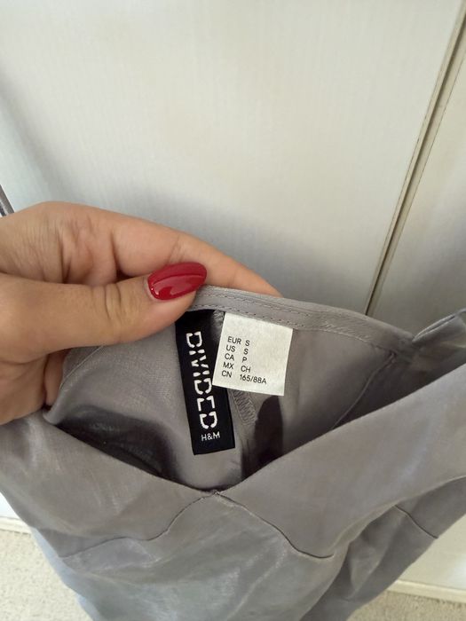 Вечерни рокли Bershka XS - миди сребърна кожена рокля, черна сатенена, бяла с гол гръб