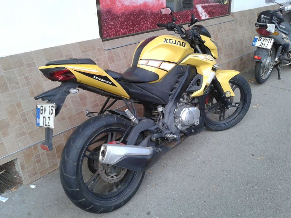 motocicleta de strada