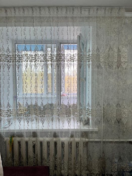 Тюль белая -серебристая .