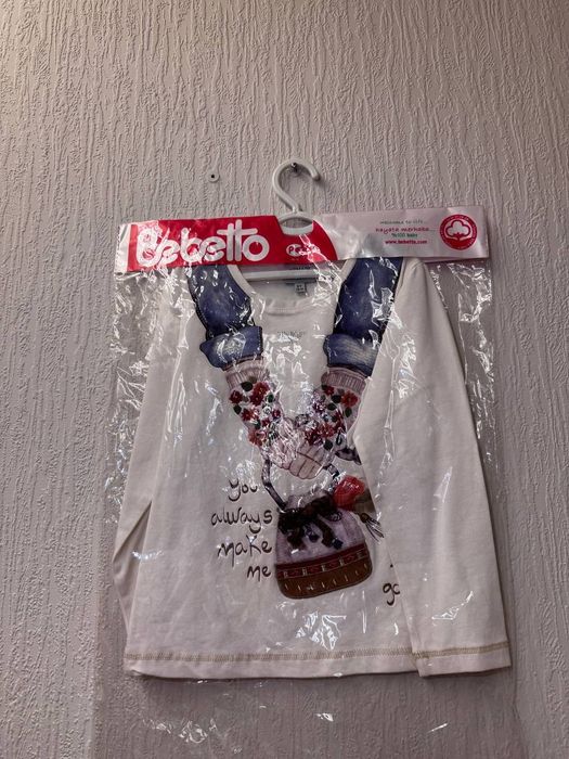 Продаётся кофта для девочек. Новая. На 6 лет.