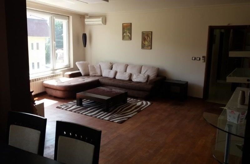 Тристаен напълно обзаведен апартамент в кв. Редута под наеч