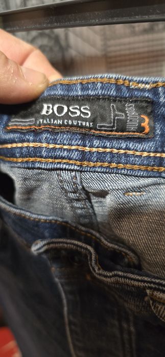 Vând blugi barbati boss