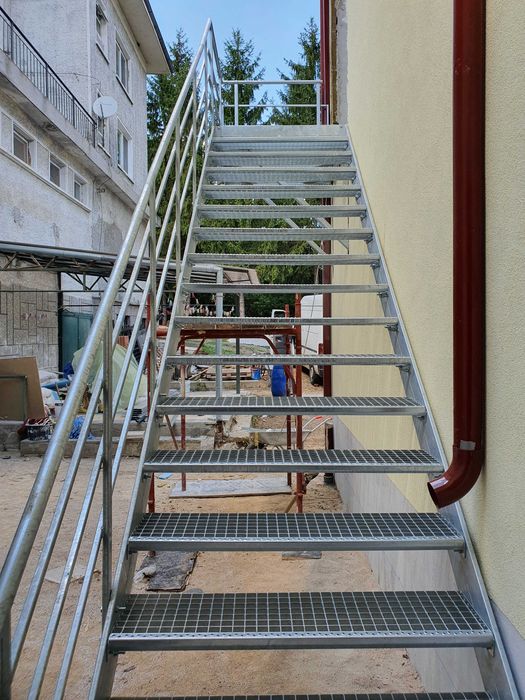 Метална стълба за втори етаж на къща