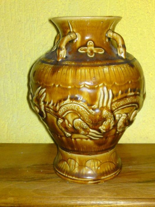 Продавам много красива Японска ваза с драконови мотиви