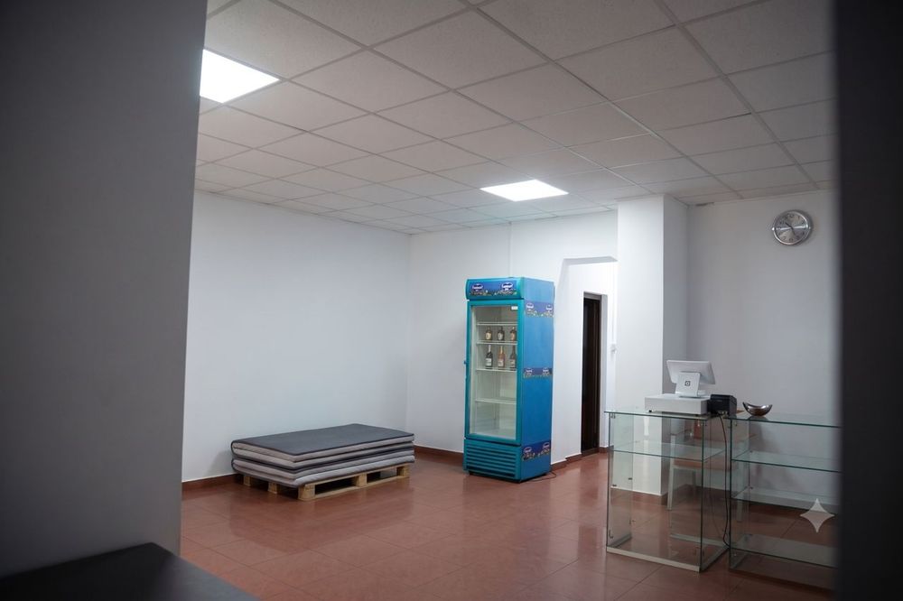 Vând spațiu comercial