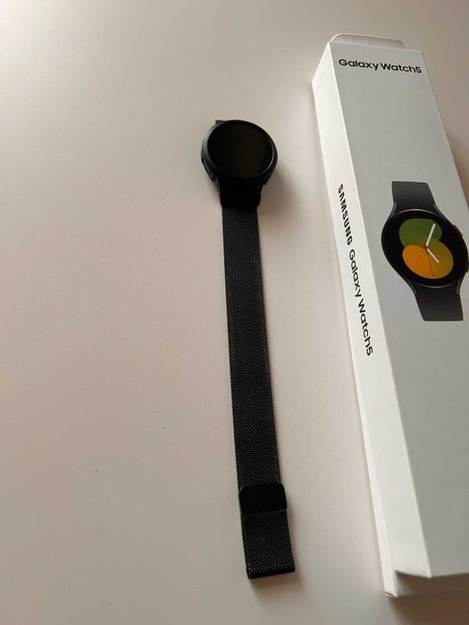 Samsung Galaxy Watch 5 – като нов, с метална магнитна каишка