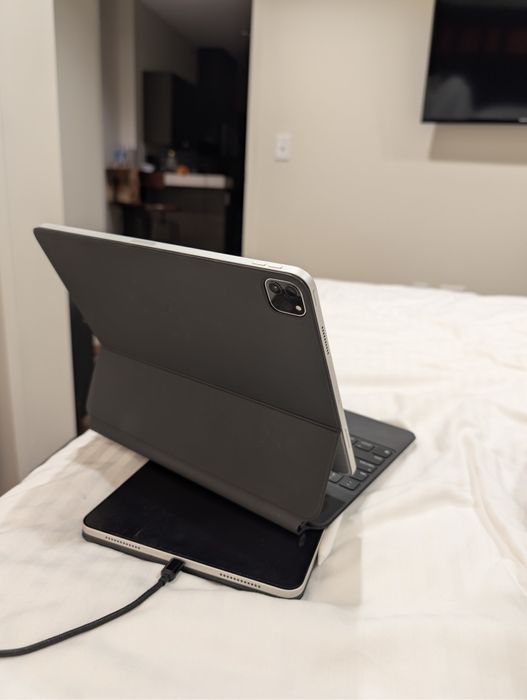 iPad Pro 12.9" M2 | 128GB + Magic Keyboard 

Xotira: 128GB 
Protsessor