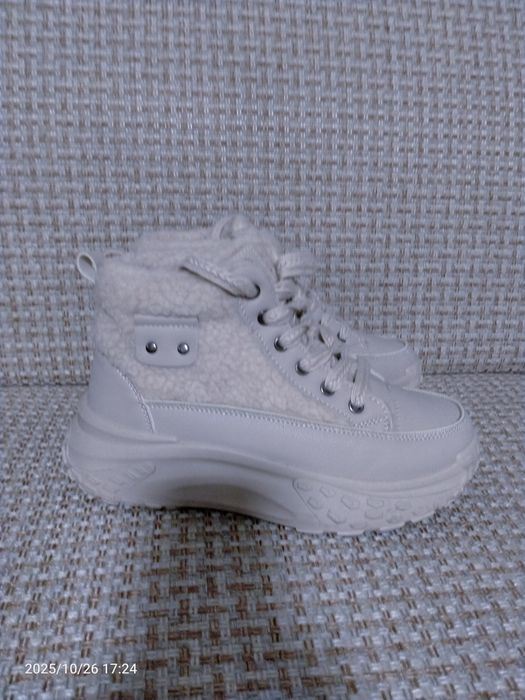 Продам женские ботинки