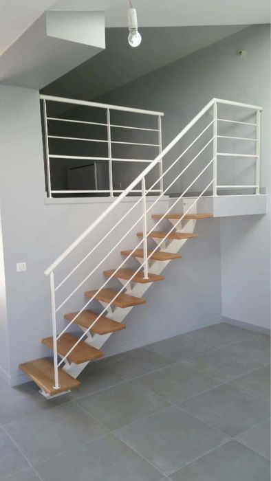 Scari interioare cu trepte de lemn