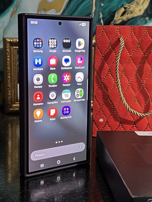 Samsung Galaxy S24Ultra deyarli yanggi holatda ideal turibdi