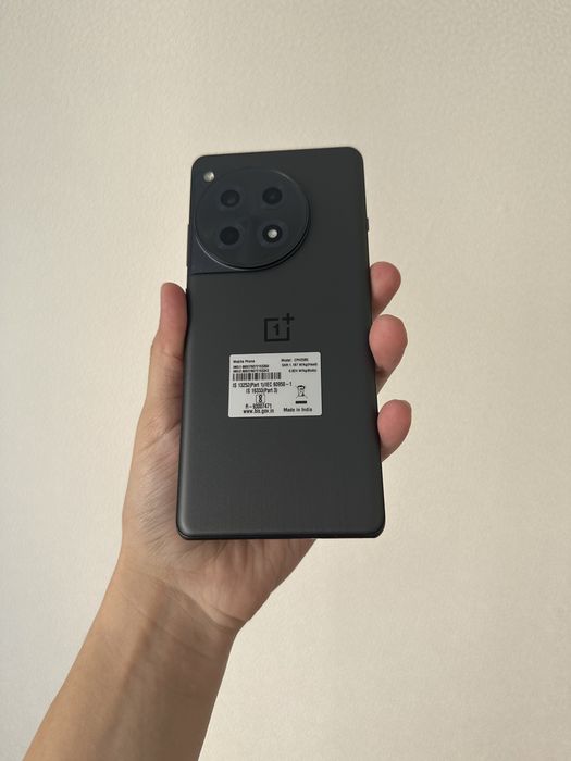 One Plus 12R телефон