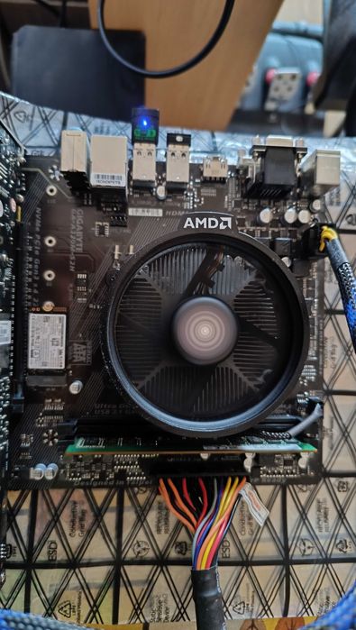 комплект за компютър: Gigabyte GA-A320M-S2H + Ryzen 5 1600 + 8GB DDR4 + SSD