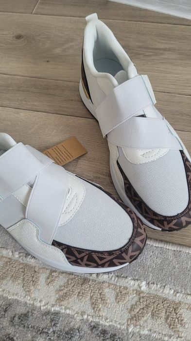 Кроссовки женские