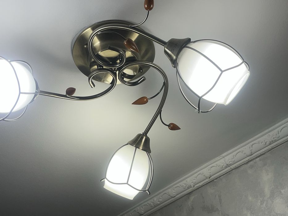 Продам люстру трехрожковую