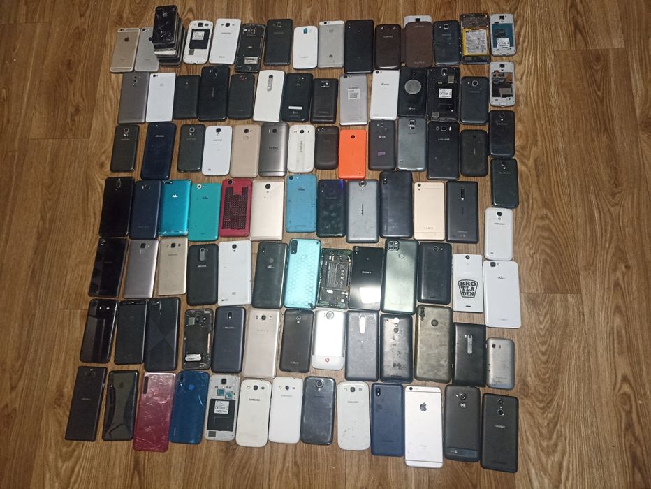 Vând lot 101 telefoane de piese