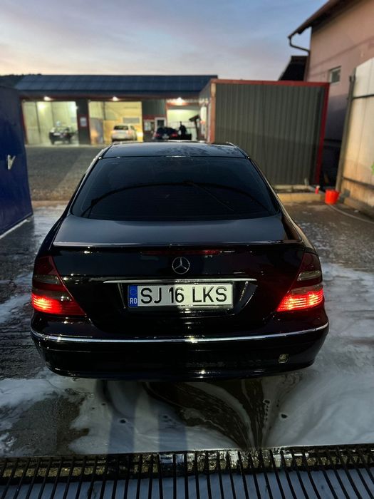 Vând Mercedes E-Class W211