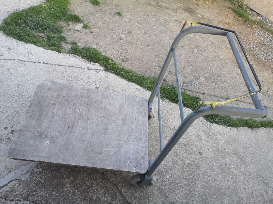 Vand carucior cu 3 roti pentru marfa