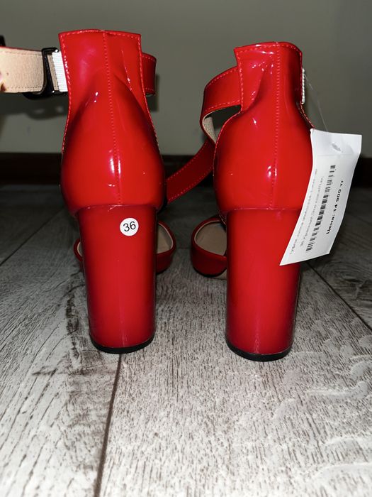 ПРОДАЮТСЯ абсолютно новые босоножки