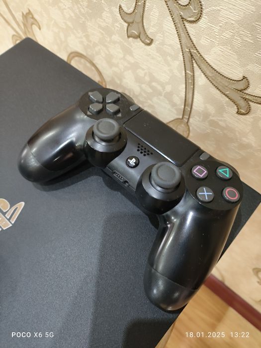 Ps4 pro  продаю с 4 играми