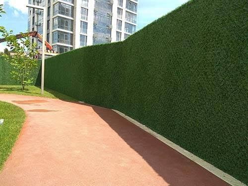 Декоративное ограждение-зеленый забор из искусственной травы