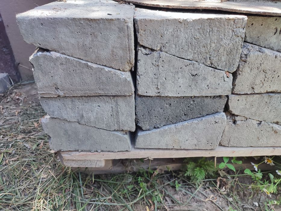 Крышка фундамента забора. Бордюры бетонные