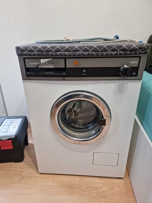 Пералня машина марка AEG, модел LAVAMAT 402F. Работеща