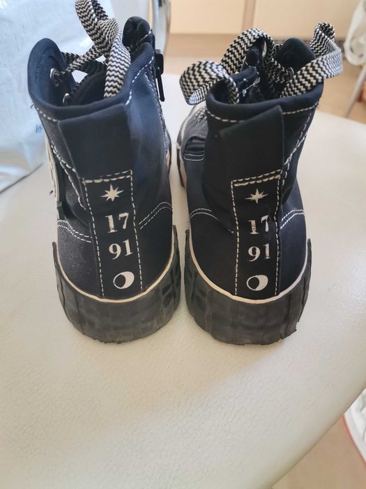 Висок кец на Zara