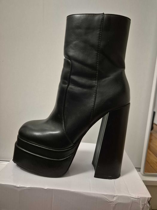 Дамски боти с висок ток