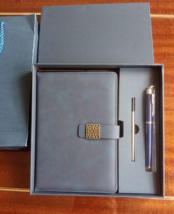 Подаръчен комплект тефтер и химикалка