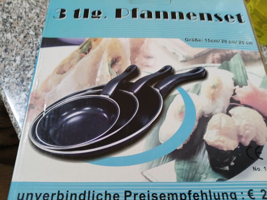 Set trei tigăi si un set şase căni cu farfuioare pt.cafea