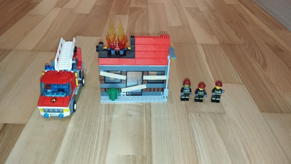 Vand set Lego cu o masina de pompieri
