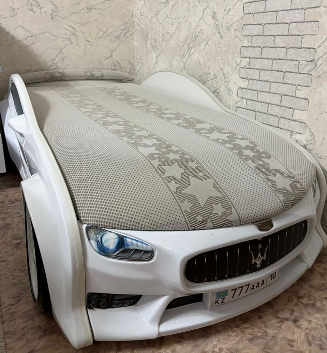 Детская кровать машинка