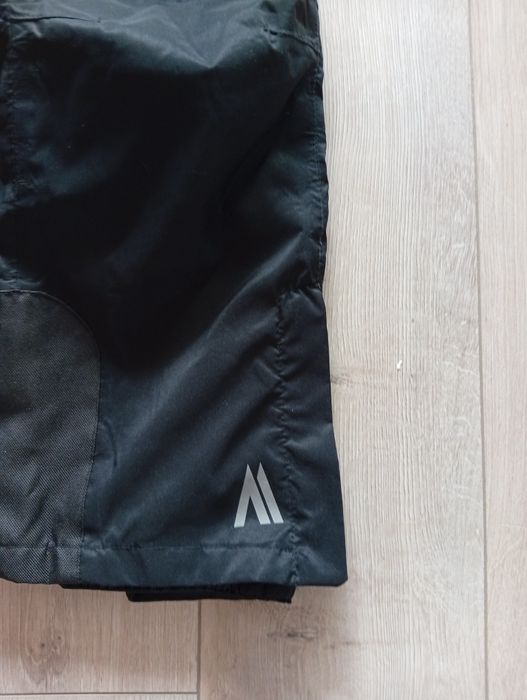 Продавам ски панталон и яке за дете